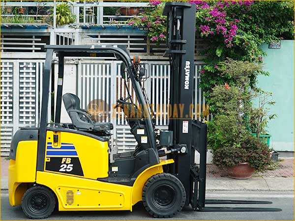 Xe nâng điện ngồi lái KOMATSU FB25-12 gắn pin lithum 72V - 340Ah PKGFF72340