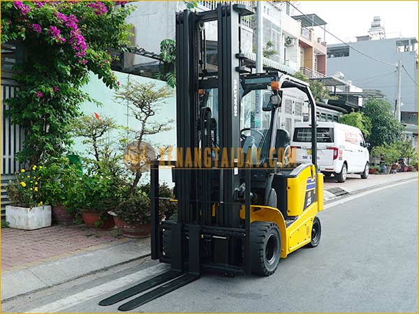 Xe nâng điện ngồi lái KOMATSU FB25-12 gắn pin lithum 72V - 340Ah PKGFF72340
