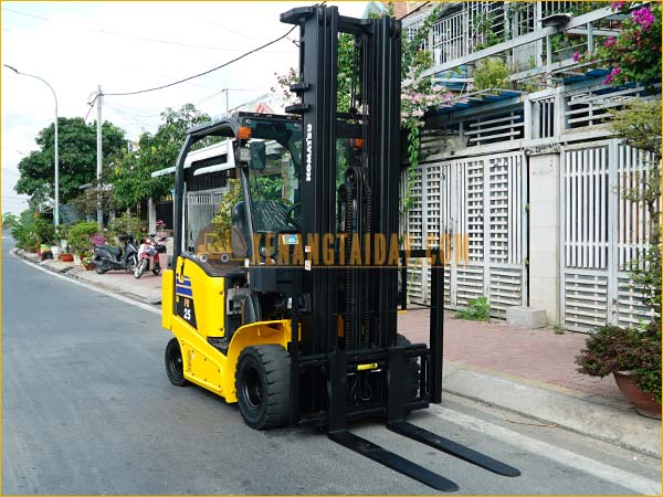 Xe nâng điện ngồi lái KOMATSU FB25-12 gắn pin lithum 72V - 340Ah PKGFF72340