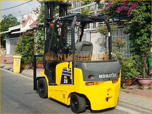 Xe nâng điện ngồi lái KOMATSU FB25-12 gắn pin lithum 72V - 340Ah PKGFF72340