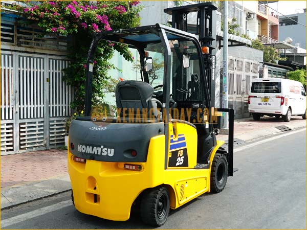 Xe nâng điện ngồi lái KOMATSU FB25-12 gắn pin lithum 72V - 340Ah PKGFF72340