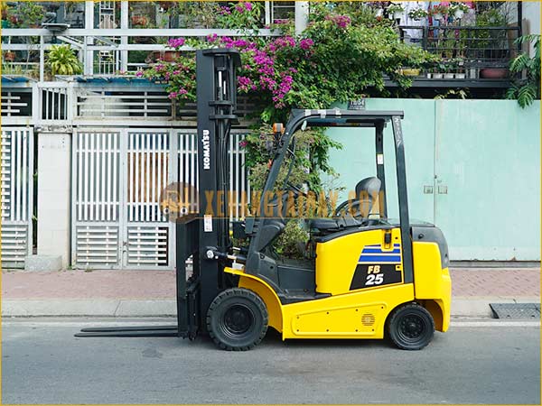 Xe nâng điện ngồi lái KOMATSU FB25-12 gắn pin lithum 72V - 340Ah PKGFF72340
