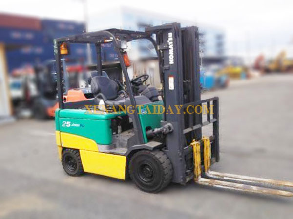 Xe nâng điện ngồi lái KOMATSU FB25EX-11