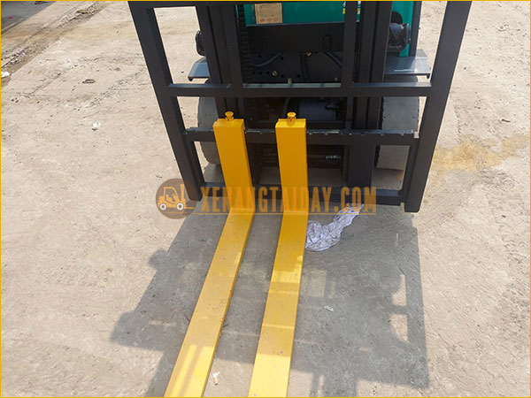 Xe nâng điện ngồi lái KOMATSU FB25EX-11