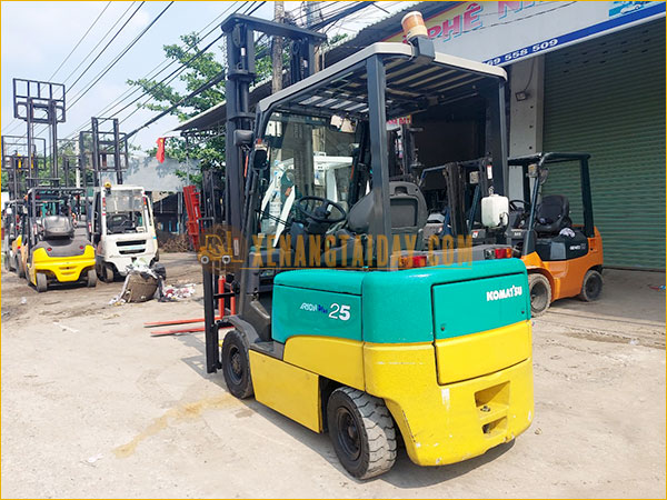 Xe nâng điện ngồi lái KOMATSU FB25EX-11
