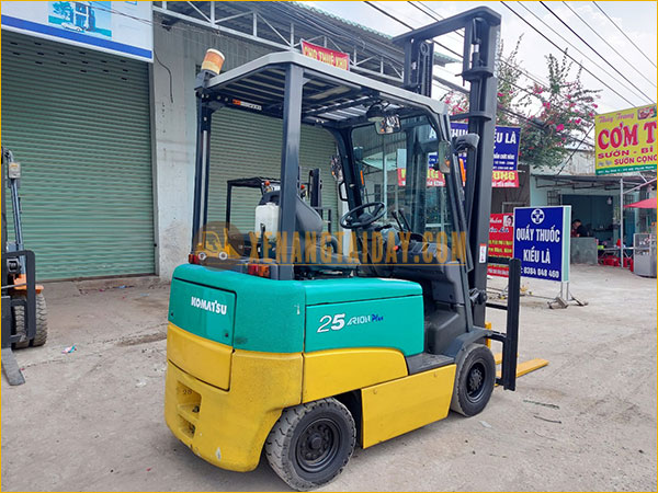 Xe nâng điện ngồi lái KOMATSU FB25EX-11