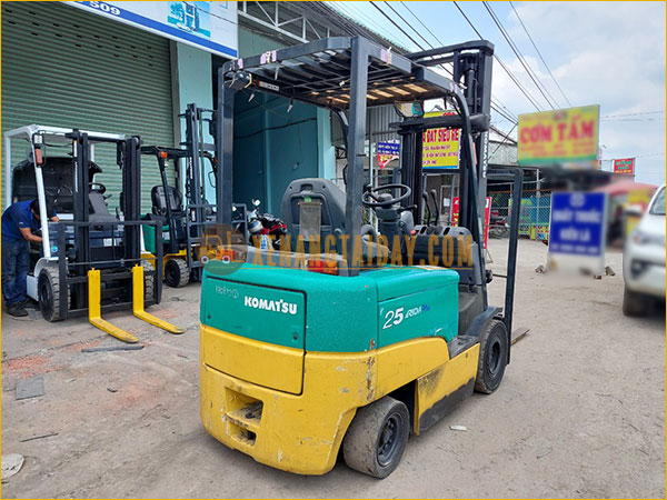 Xe nâng điện ngồi lái KOMATSU FB25EX-11