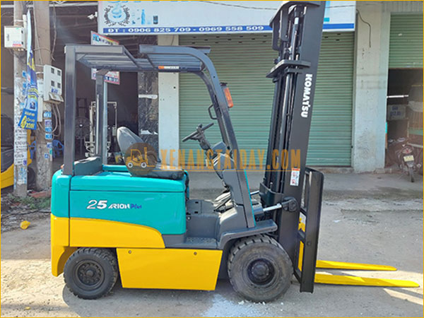 Xe nâng điện ngồi lái KOMATSU FB25EX-8