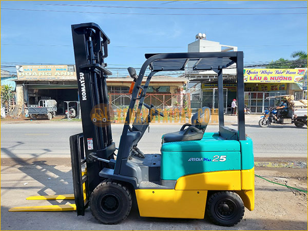Xe nâng điện ngồi lái KOMATSU FB25EX-8
