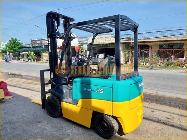 Xe nâng điện ngồi lái KOMATSU FB25EX-8
