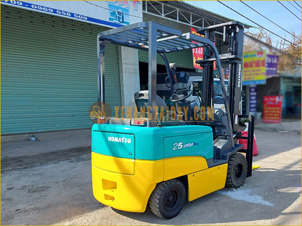 Xe nâng điện ngồi lái KOMATSU FB25EX-8