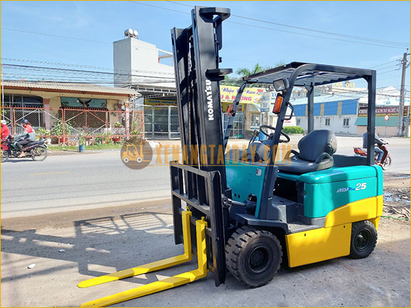 Xe nâng điện ngồi lái KOMATSU FB25EX-8