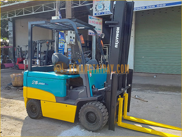 Xe nâng điện ngồi lái KOMATSU FB25EX-8
