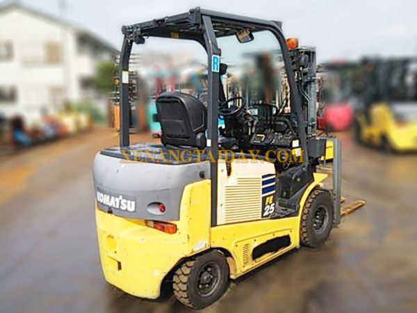 Xe nâng điện ngồi lái KOMATSU FE25-1