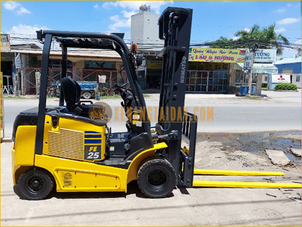 Xe nâng điện ngồi lái KOMATSU FE25-1