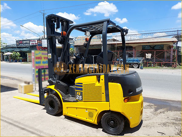 Xe nâng điện ngồi lái KOMATSU FE25-1