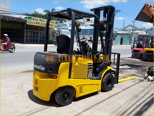 Xe nâng điện ngồi lái KOMATSU FE25-1