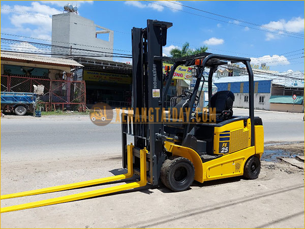 Xe nâng điện ngồi lái KOMATSU FE25-1