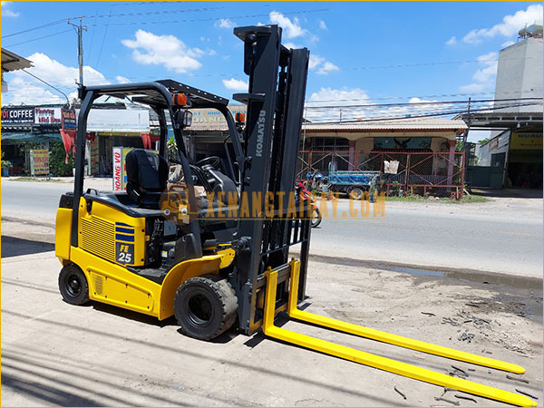 Xe nâng điện ngồi lái KOMATSU FE25-1