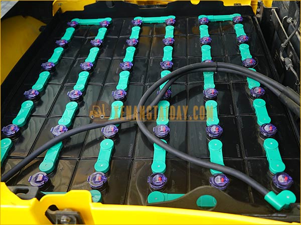 Xe nâng điện ngồi lái KOMATSU FE25-1