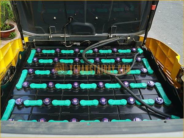 Xe nâng điện ngồi lái KOMATSU FE25-1