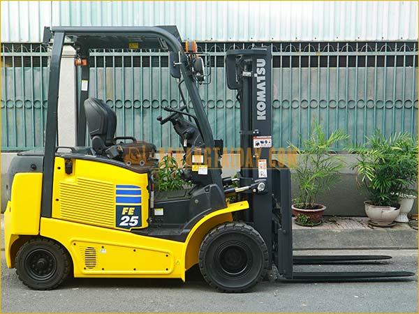 Xe nâng điện ngồi lái KOMATSU FE25-1