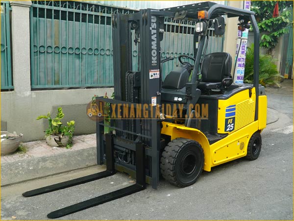 Xe nâng điện ngồi lái KOMATSU FE25-1