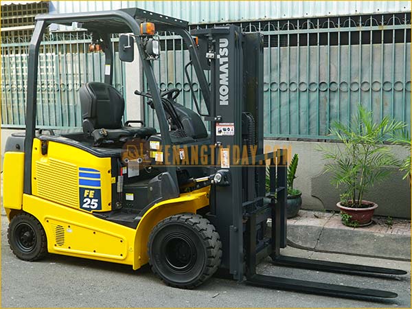 Xe nâng điện ngồi lái KOMATSU FE25-1