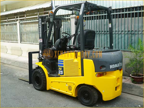 Xe nâng điện ngồi lái KOMATSU FE25-1