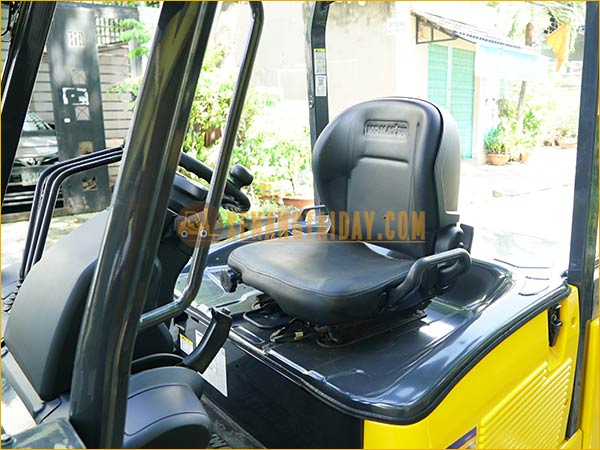 Xe nâng điện ngồi lái KOMATSU FE25-1