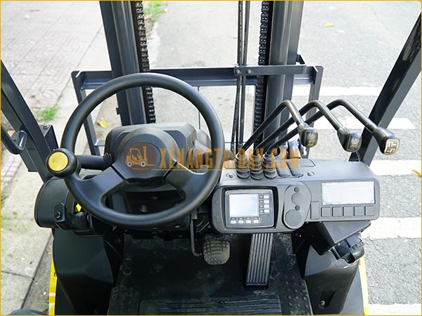 Xe nâng điện ngồi lái KOMATSU FE25-1