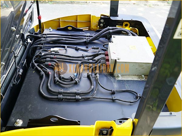 Xe nâng điện ngồi lái KOMATSU FE25-1