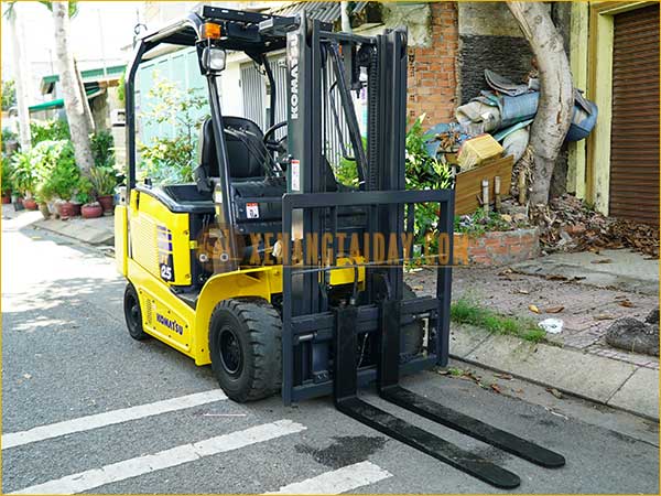 Xe nâng điện ngồi lái KOMATSU FE25-1