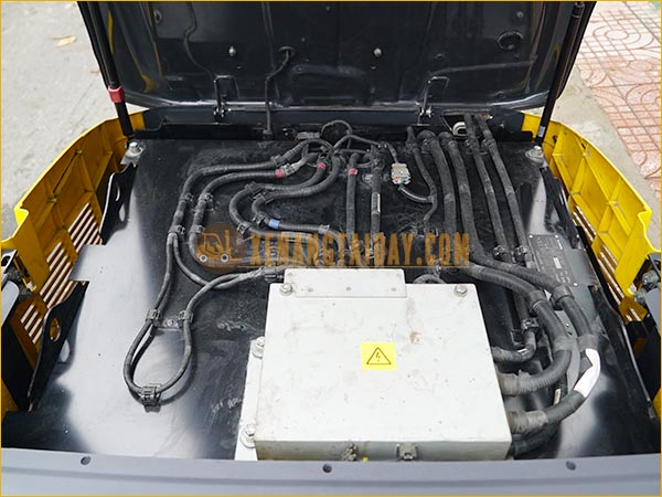 Xe nâng điện ngồi lái KOMATSU FE25-1