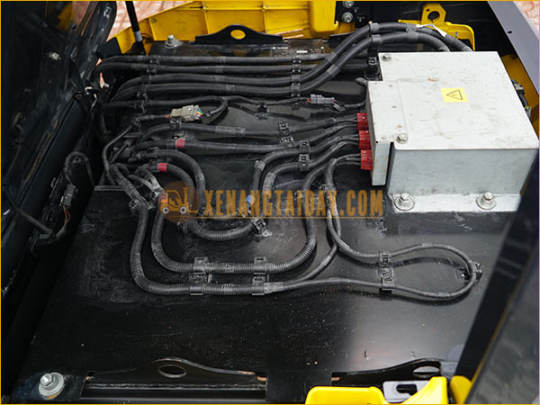 Xe nâng điện ngồi lái KOMATSU FE25-1