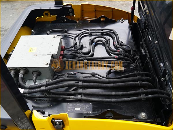 Xe nâng điện ngồi lái KOMATSU FE25-1