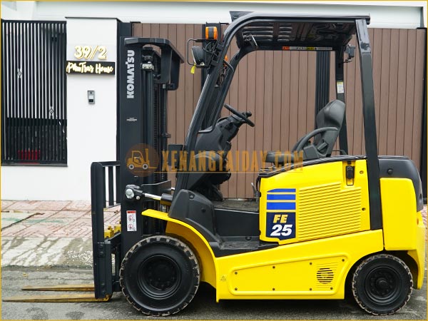 Xe nâng điện ngồi lái KOMATSU FE25-1