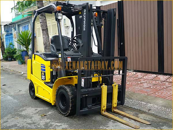 Xe nâng điện ngồi lái KOMATSU FE25-1
