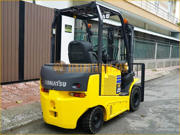 Xe nâng điện ngồi lái KOMATSU FE25-1
