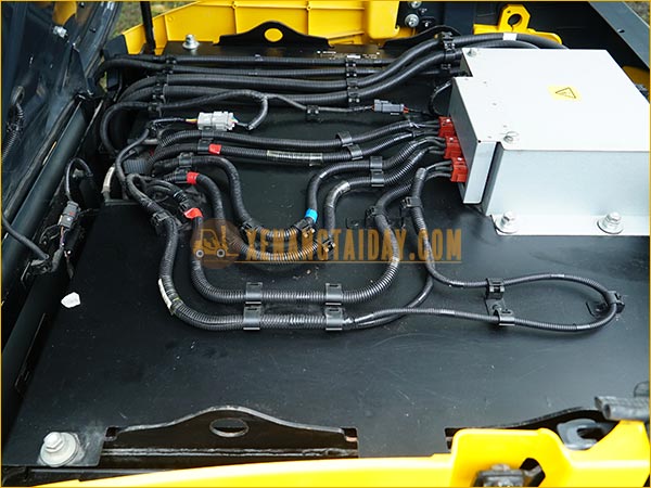 Xe nâng điện ngồi lái KOMATSU FE25-1