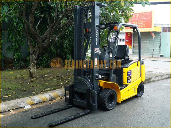 Xe nâng điện ngồi lái KOMATSU FE25-1