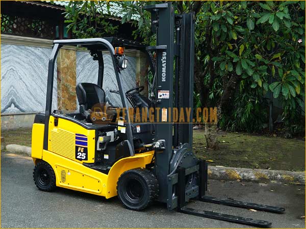 Xe nâng điện ngồi lái KOMATSU FE25-1
