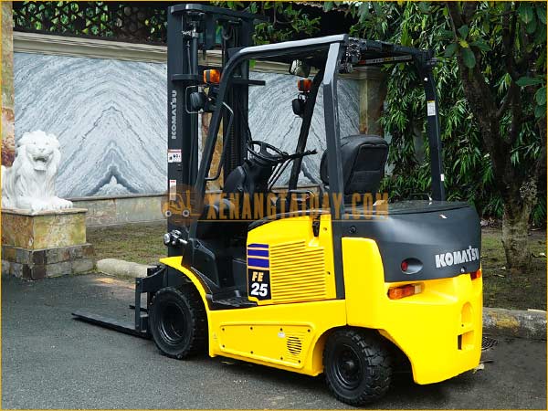Xe nâng điện ngồi lái KOMATSU FE25-1