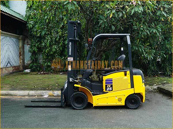 Xe nâng điện ngồi lái KOMATSU FE25-1