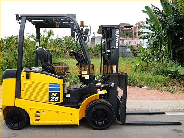 Xe nâng điện ngồi lái KOMATSU FE25-1 gắn pin lithum 72V - 340Ah PKGFF72340