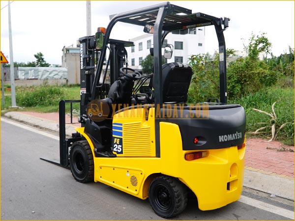 Xe nâng điện ngồi lái KOMATSU FE25-1 gắn pin lithum 72V - 340Ah PKGFF72340