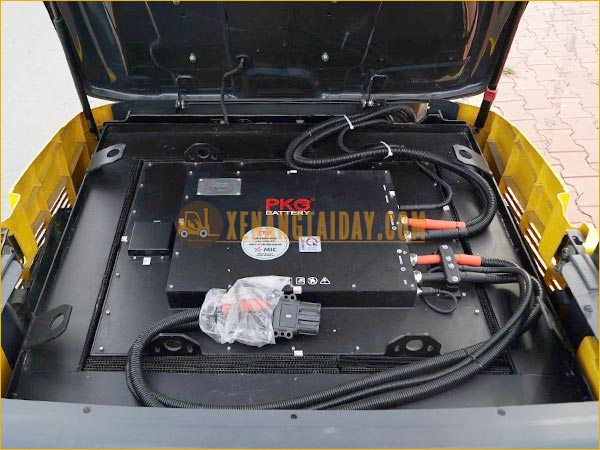 Xe nâng điện ngồi lái KOMATSU FE25-1 gắn pin lithum 72V - 340Ah PKGFF72340