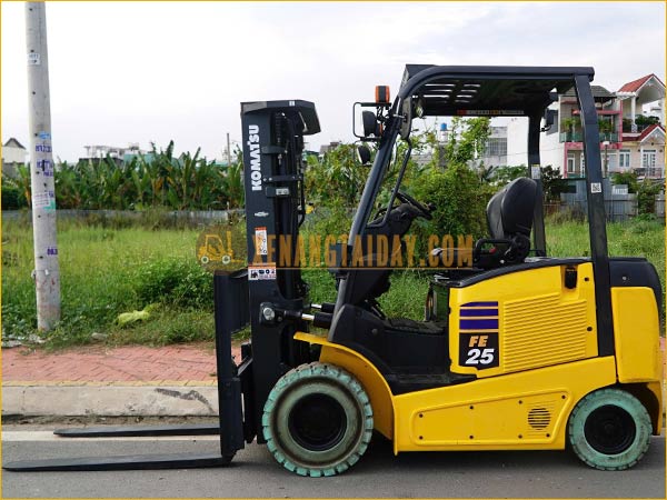 Xe nâng điện ngồi lái KOMATSU FE25-1 gắn pin lithum 72V - 340Ah PKGFF72340