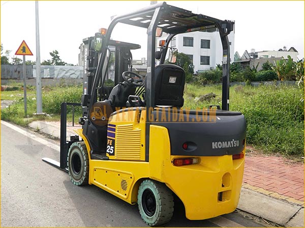 Xe nâng điện ngồi lái KOMATSU FE25-1 gắn pin lithum 72V - 340Ah PKGFF72340
