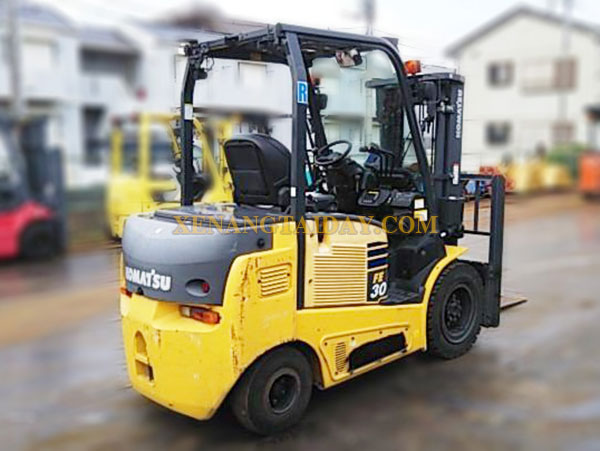 Xe nâng điện ngồi lái KOMATSU FE30-1